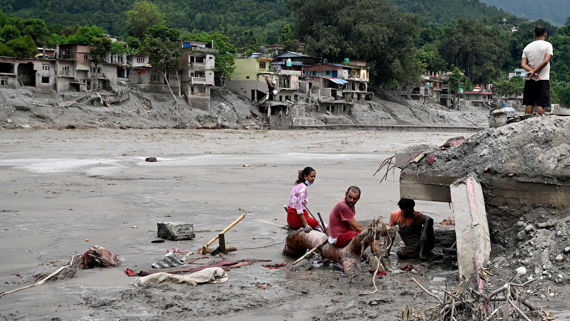 Anwohner im Katastrophengebiet Devighat im nepalesischen Distrikt Nuwakot | AFP