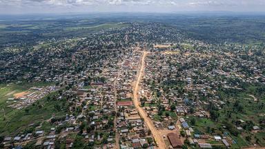 Luftaufnahme der Stadt Komanda in der Provinz Ituri im Osten der Demokratischen Republik Kongo.