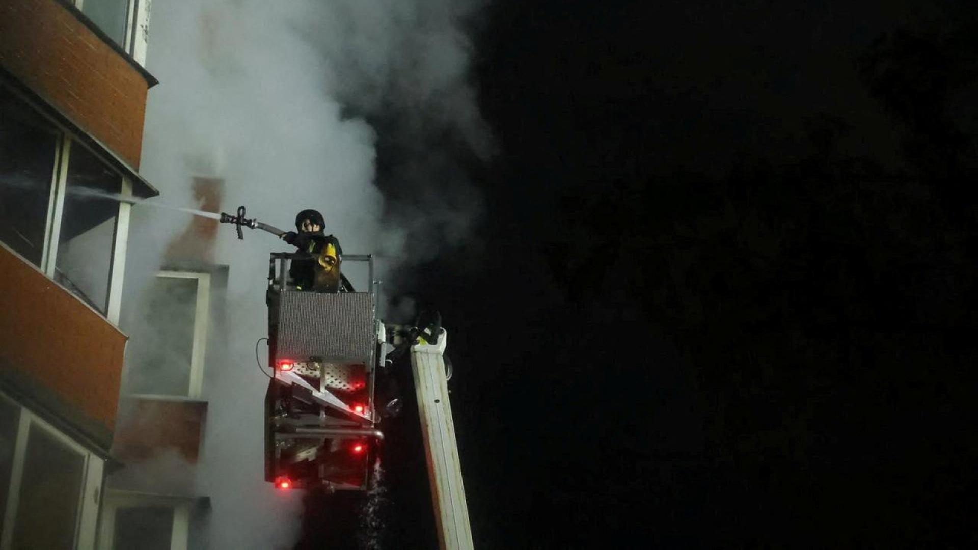 Ein Feuerwehrmann löscht in Kiew einen Brand. | via REUTERS
