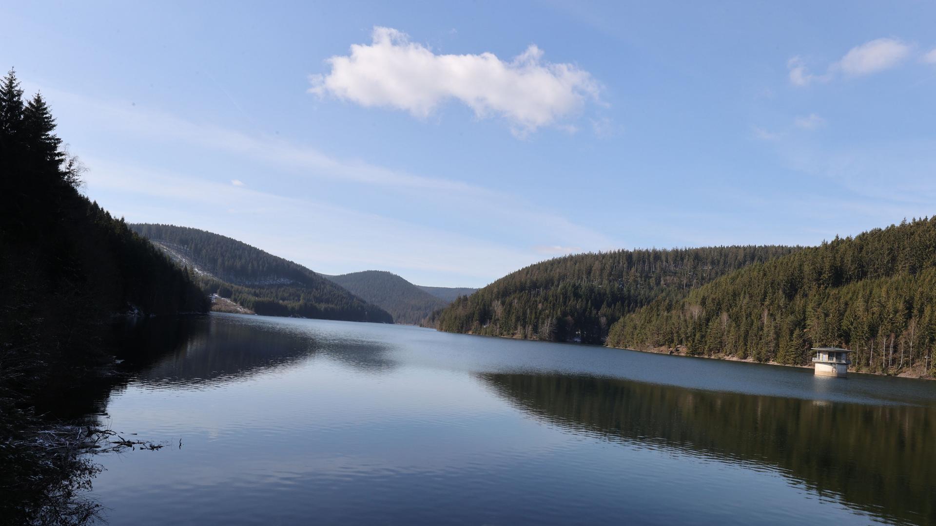 Die Sonne scheint über der Ohratalsperre. | Bodo Schackow/dpa-Zentralbild/dp