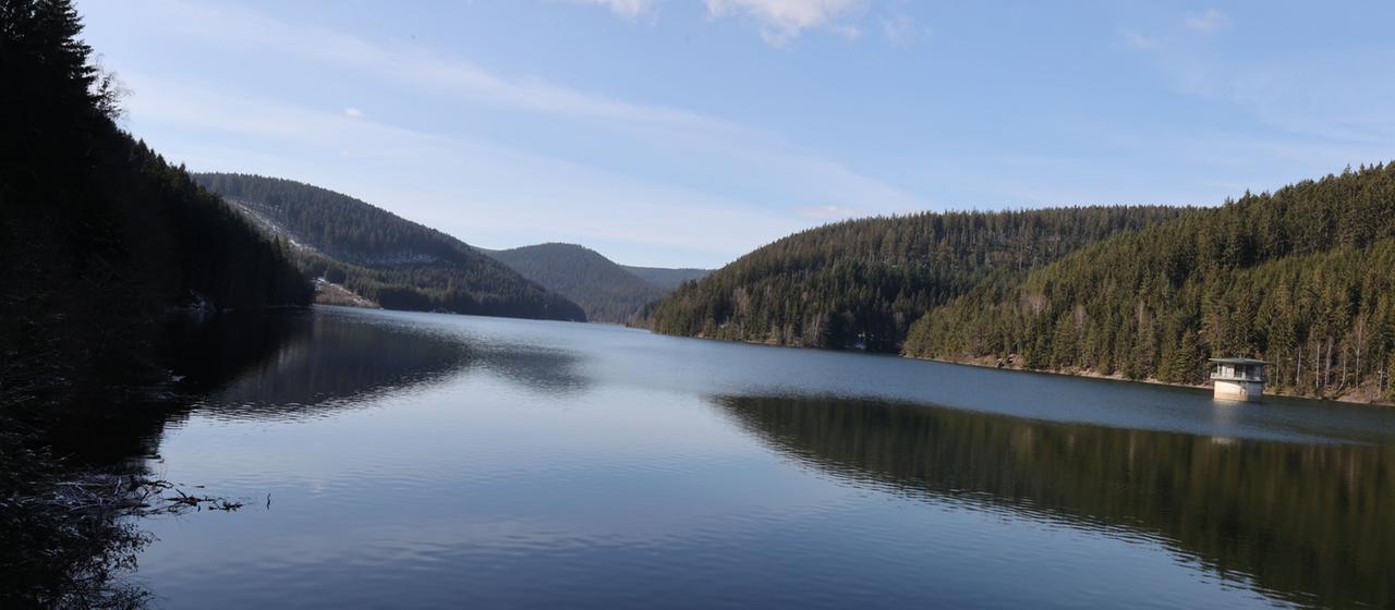 Die Sonne scheint über der Ohratalsperre.