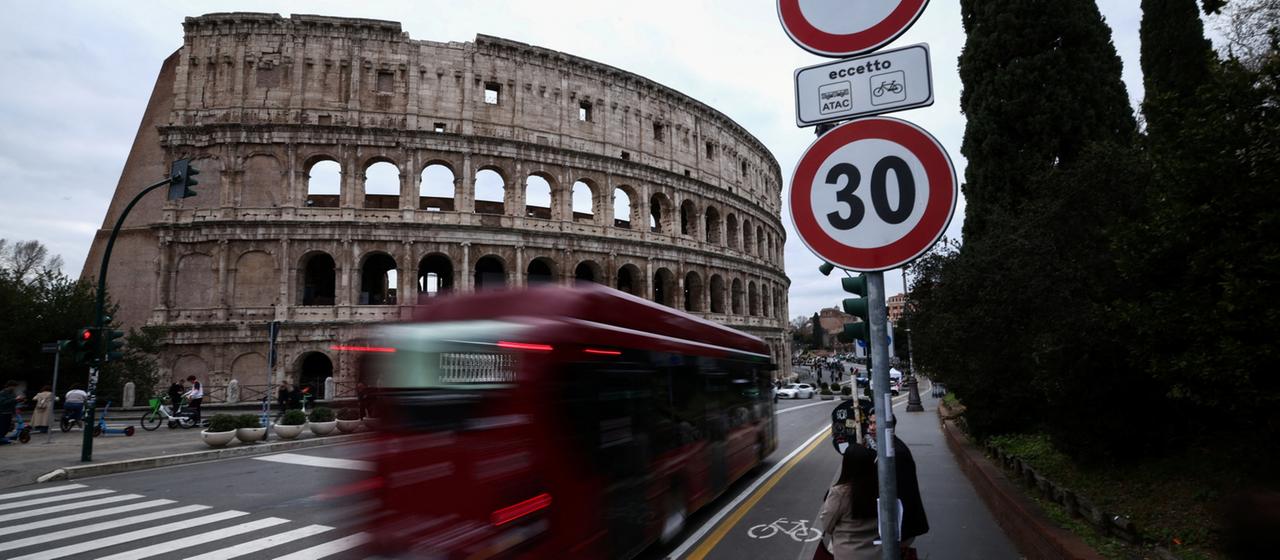 Ein Verkehrsschild vor dem Kolosseum in Rom zeigt Tempo 30 an.