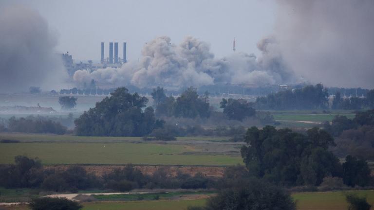 Über dem Norden des Gazastreifens steigt Rauch auf.