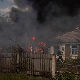 Die ukrainische Feuerwehr löscht nach einem russischen Angriff einen Hausbrand.