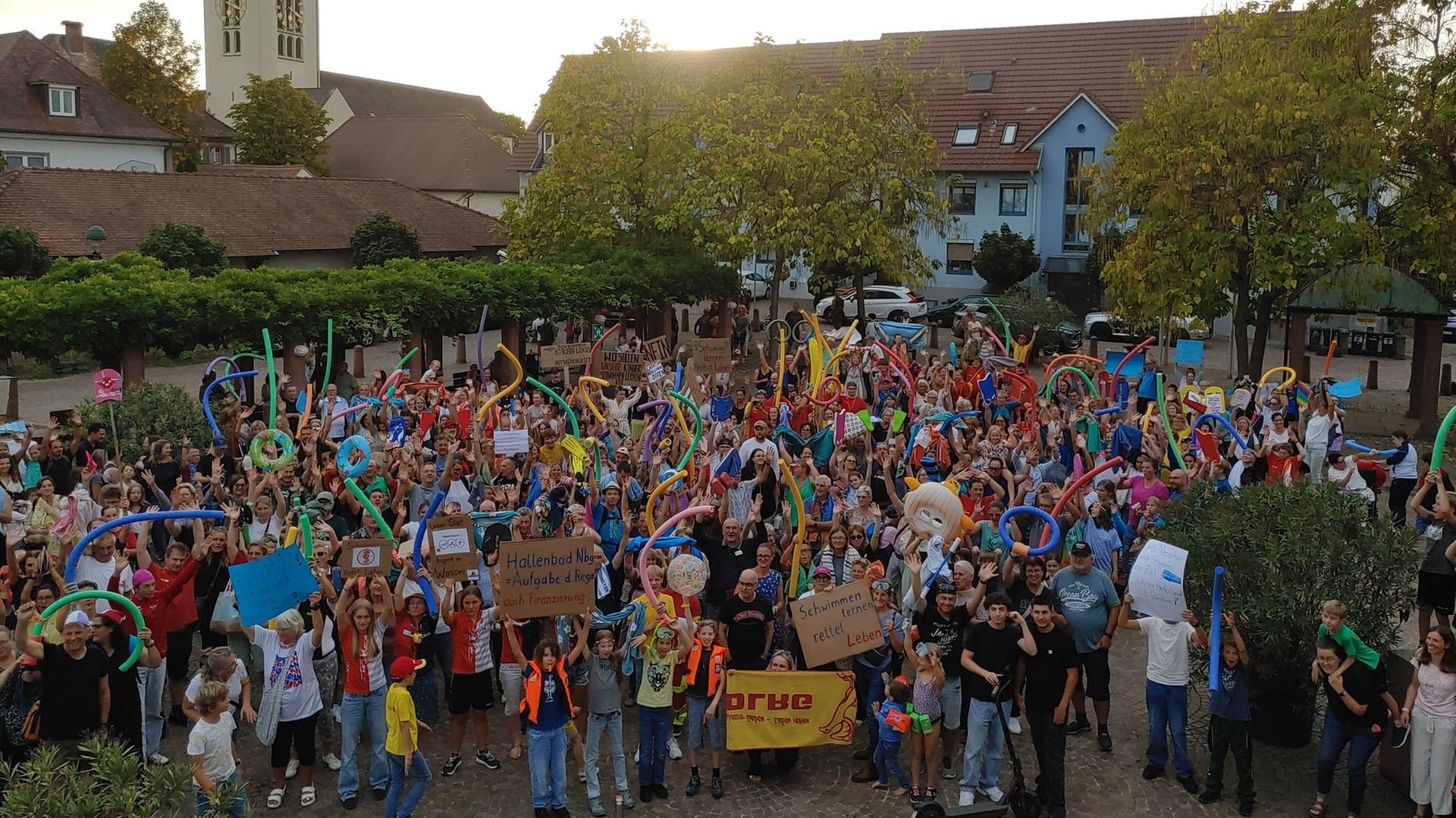 Auf dem Platz vor dem Stadthaus in Neuenburg hat sich die Gruppe der Demonstrierenden versammelt.  | SWR