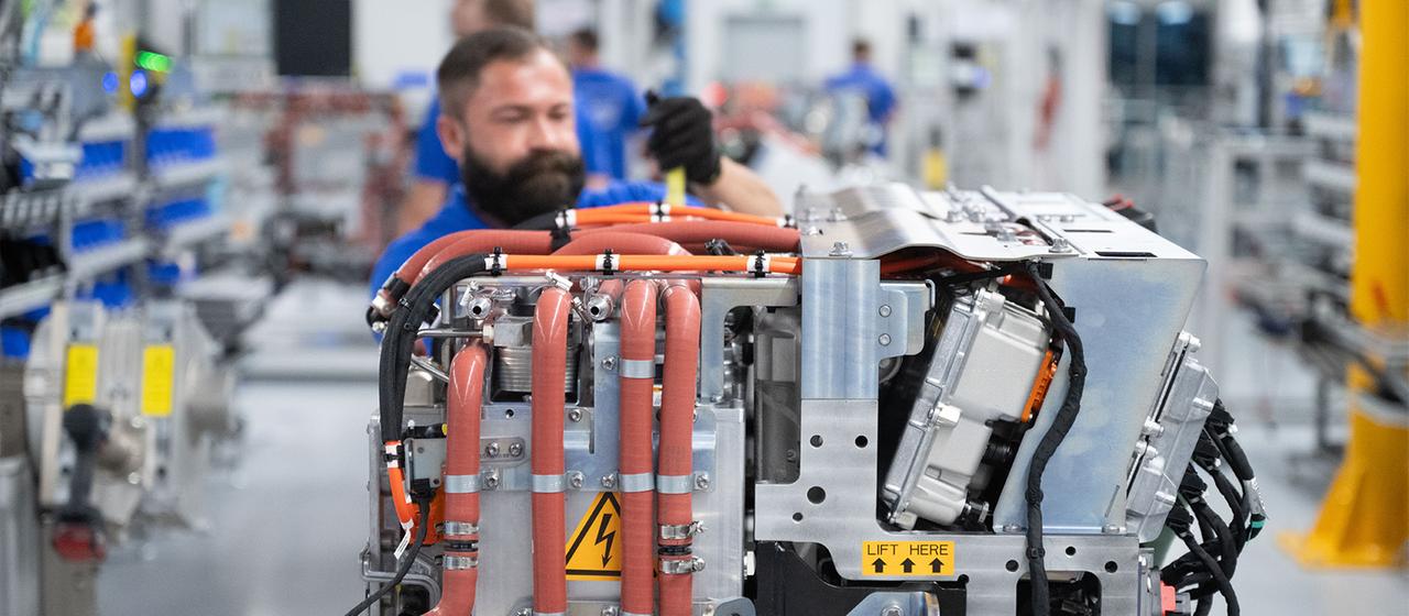 Bosch-Mitarbeiter in einer Produktionsstätte