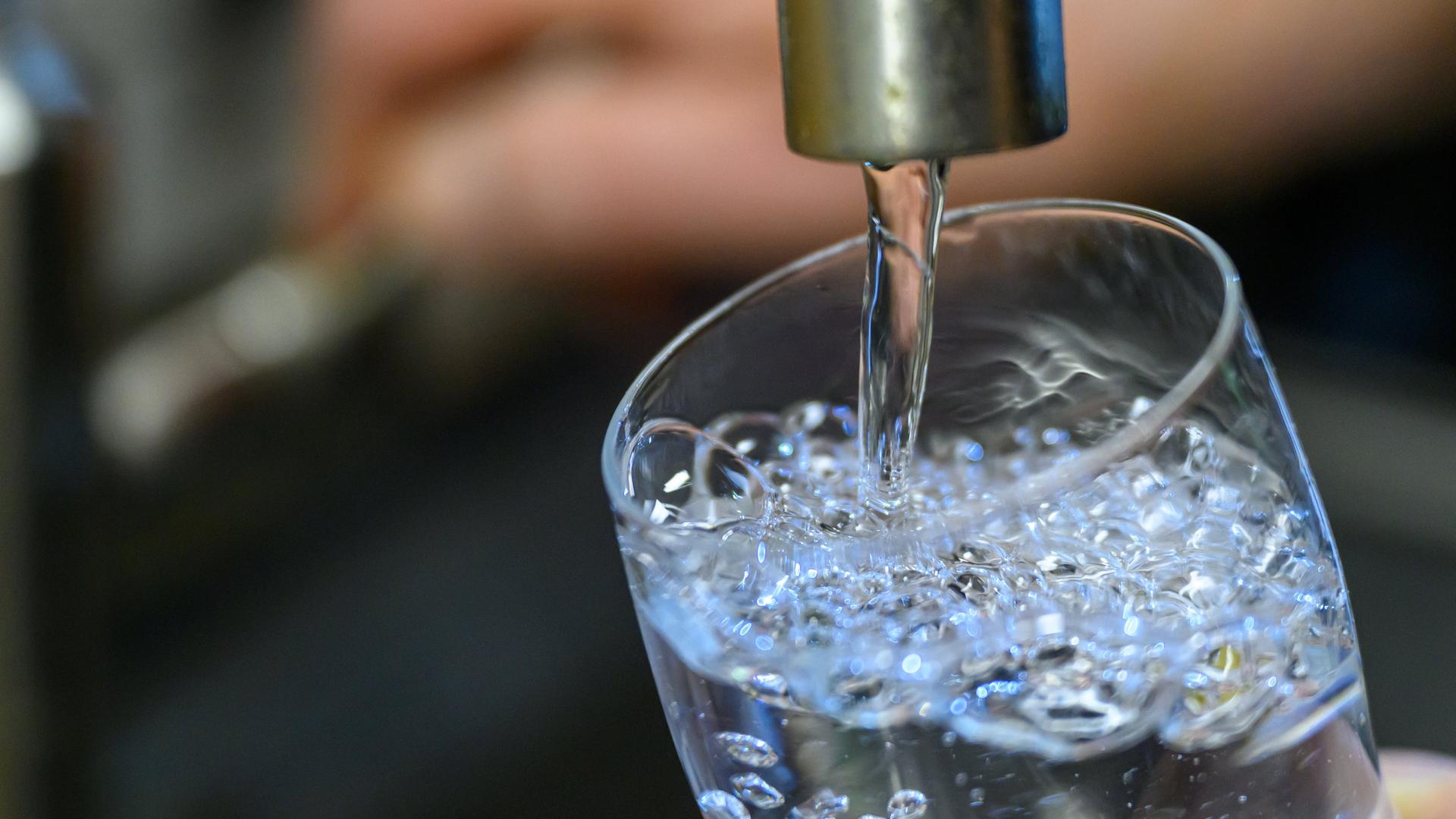 Warnung der Stadtwerke: Trinkwasser in Jülich wird knapp