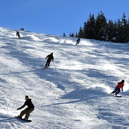 Skifahrer auf der Piste im Skigebiet Saalbach-Hinterglemm in Österreich