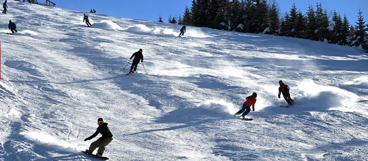 Skifahrer auf der Piste im Skigebiet Saalbach-Hinterglemm in Österreich