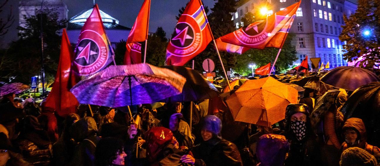 In Warschau protestieren Frauen und auch Männer für ein liberaleres Abtreibungsrecht.