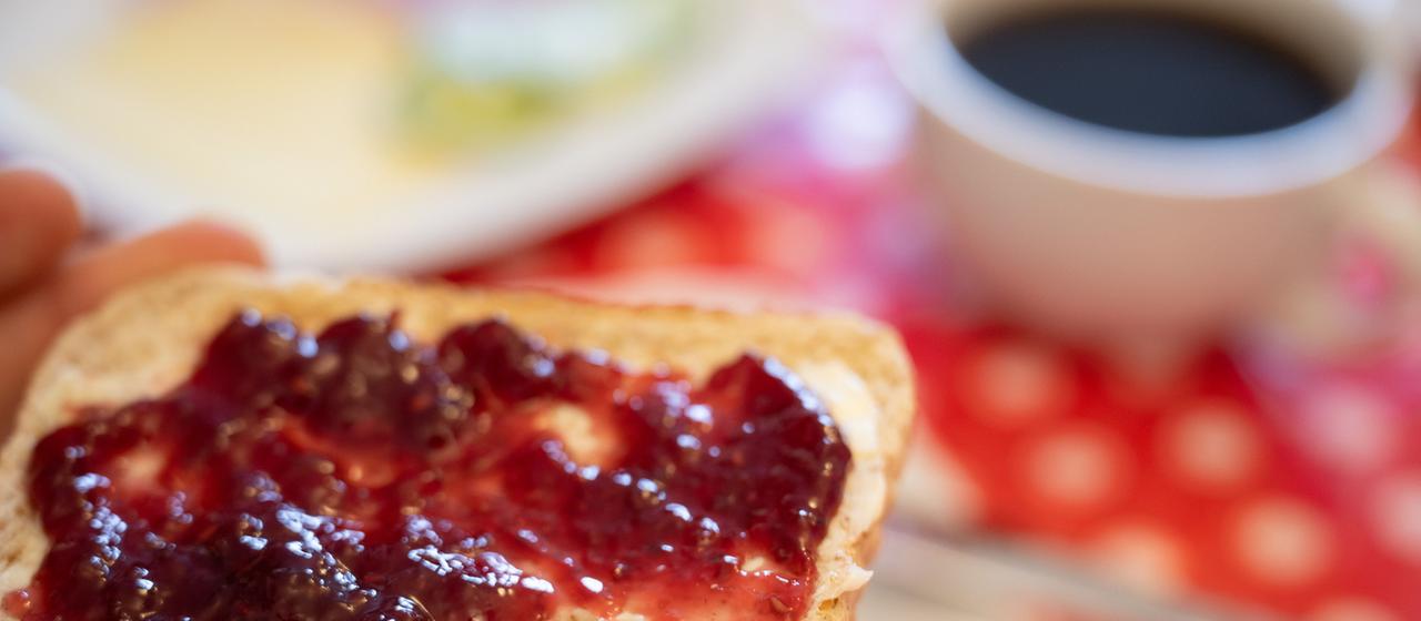 Eine Scheibe Toast mit Marmelade.