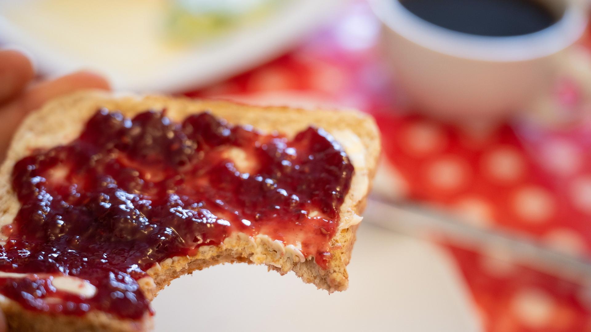 Eine Scheibe Toast mit Marmelade. | Sebastian Gollnow/dpa