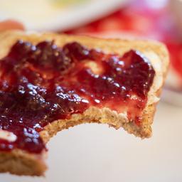 Eine Scheibe Toast mit Marmelade.