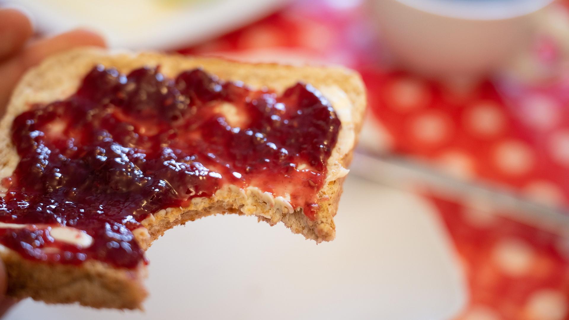 Eine Scheibe Toast mit Marmelade. | Sebastian Gollnow/dpa