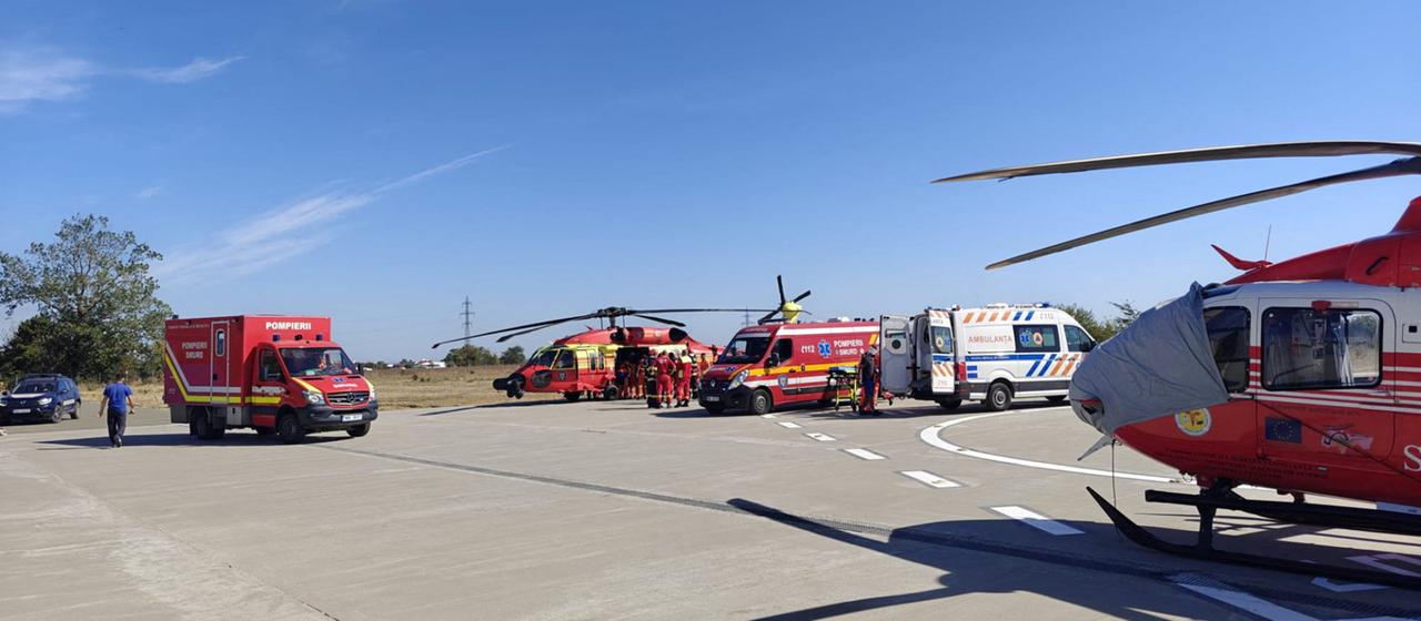 Feuerwehrleute und Rettungskräfte arbeiten in der Nähe eines Hubschraubers auf einem Hubschrauber-Notfallstützpunkt in Constanta, Rumänien.