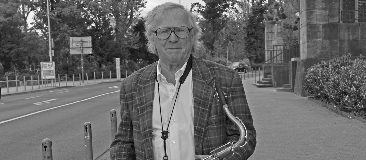 Klaus Doldinger mit seinem Saxophon | dpa Klaus Doldinger mit seinem Saxophon