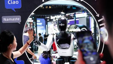 High-Five mit einem humanoiden Roboter in Shanghai