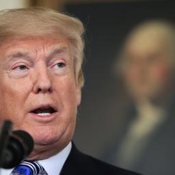 Trump mit den Akten zum Haushaltsgesetz