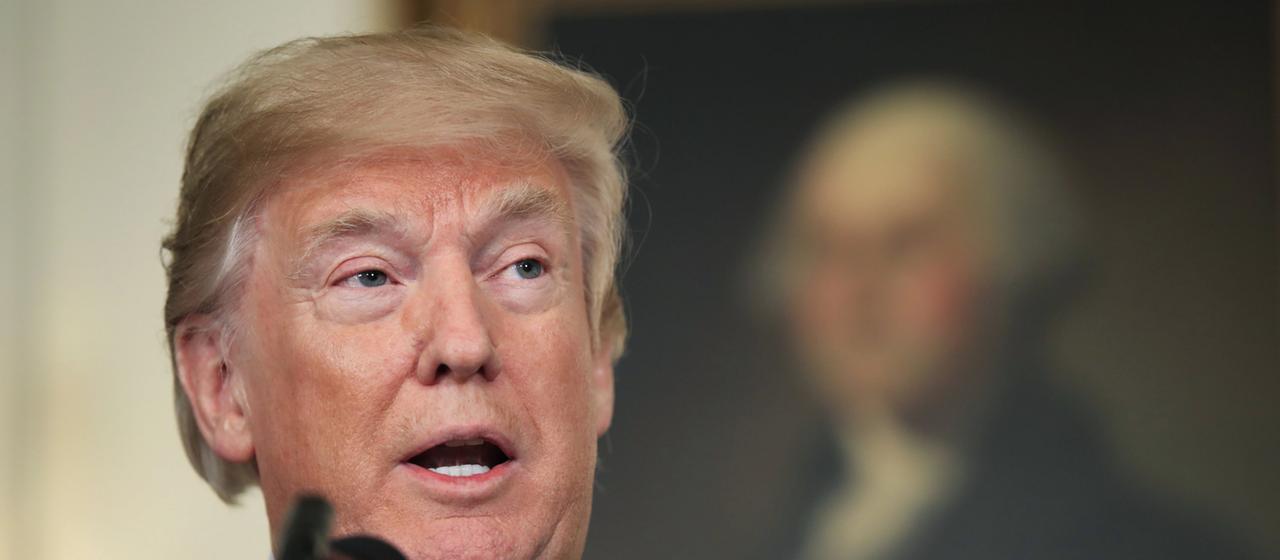 Trump mit den Akten zum Haushaltsgesetz