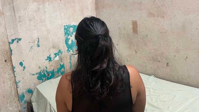In Huixtla (Mexiko) sitzt eine Prostituierte in ihrem Zimmer in einem Stundenhotel.
