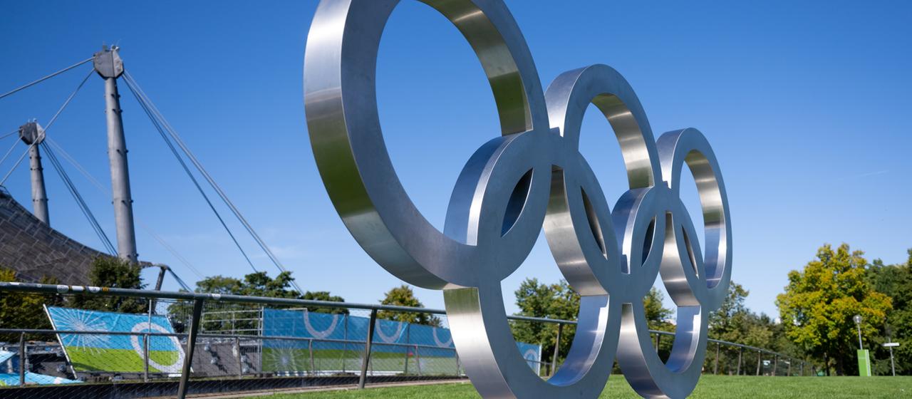 Die olympischen Ringe stehen im Olympiapark in München. | dpa Die olympischen Ringe stehen im Olympiapark in München.