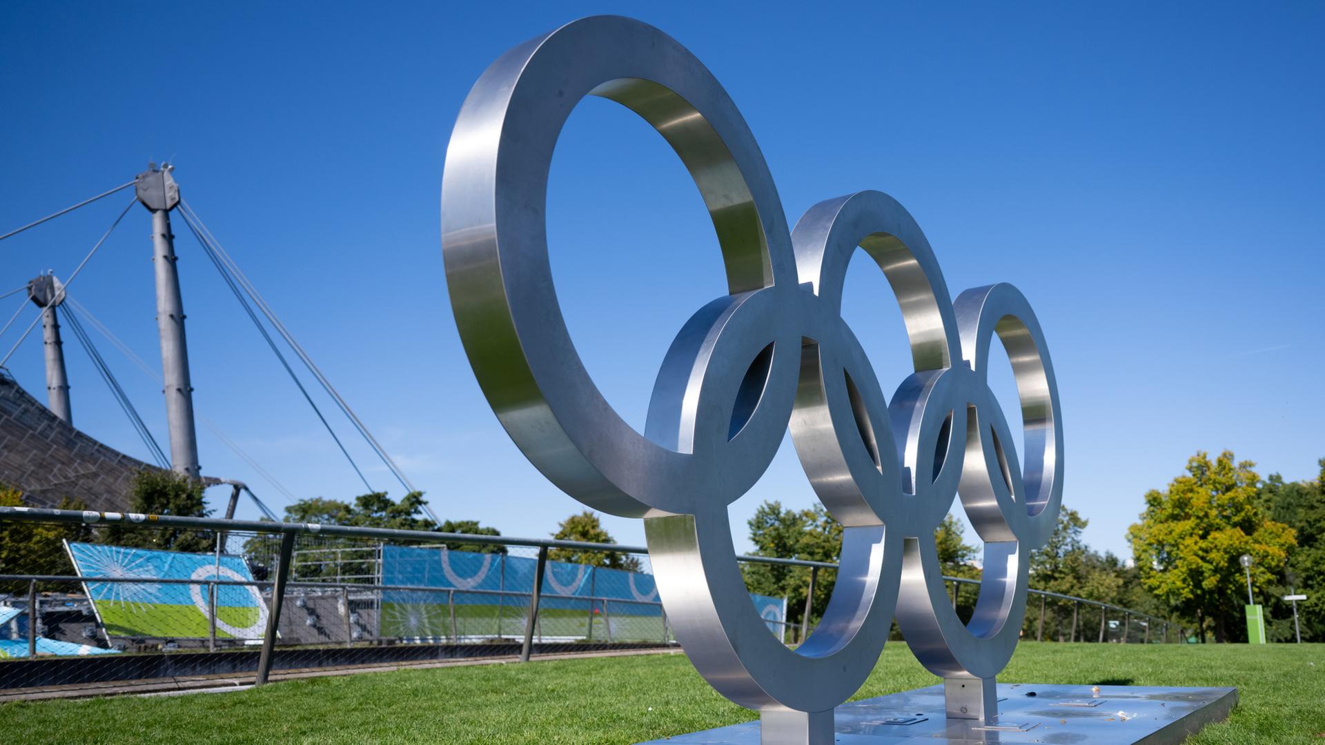 Die olympischen Ringe stehen im Olympiapark in München. | dpa