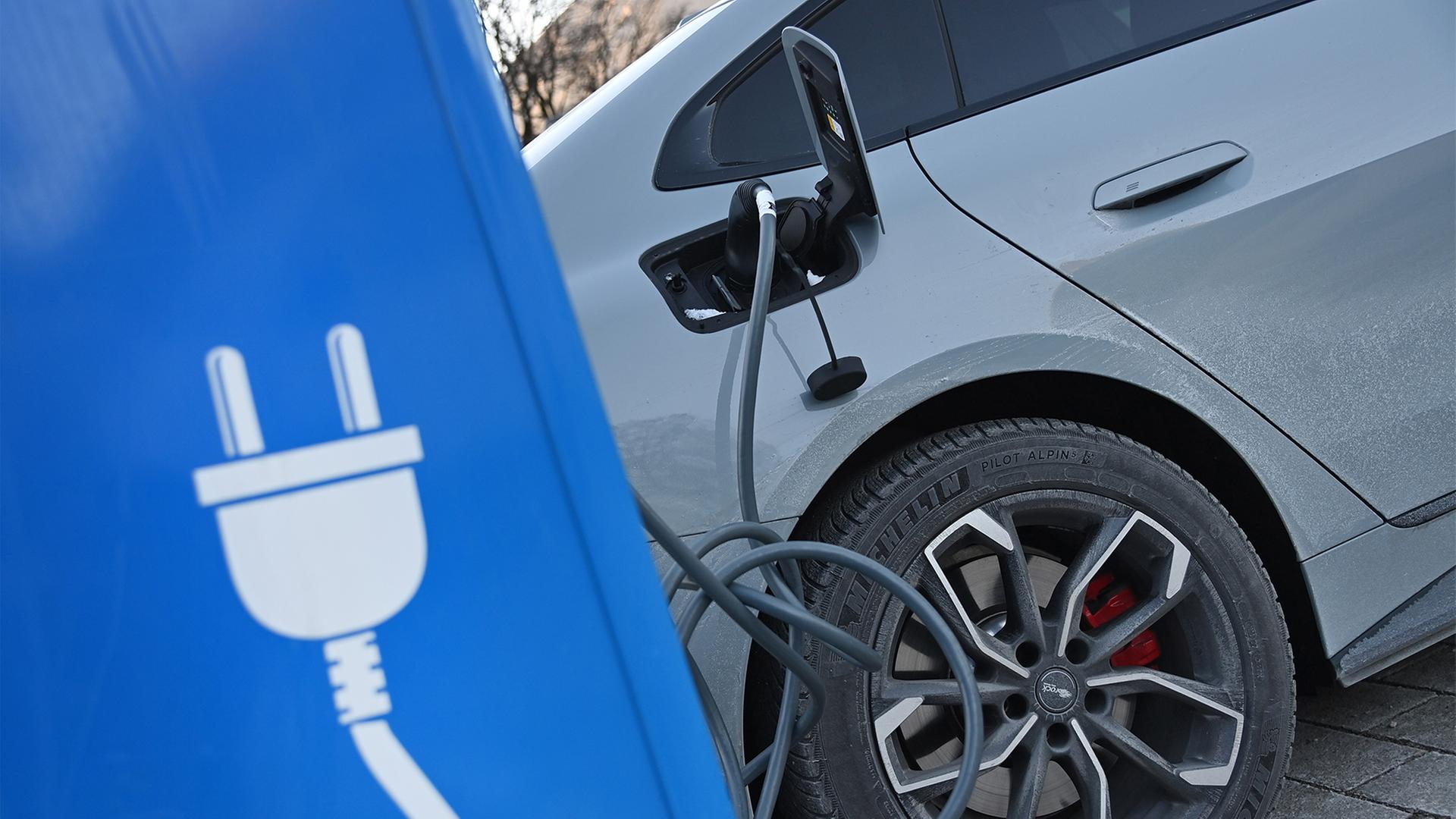 Rekordante E-Auto-Zulassungen und hohe Nachfrage an Ladesäulen