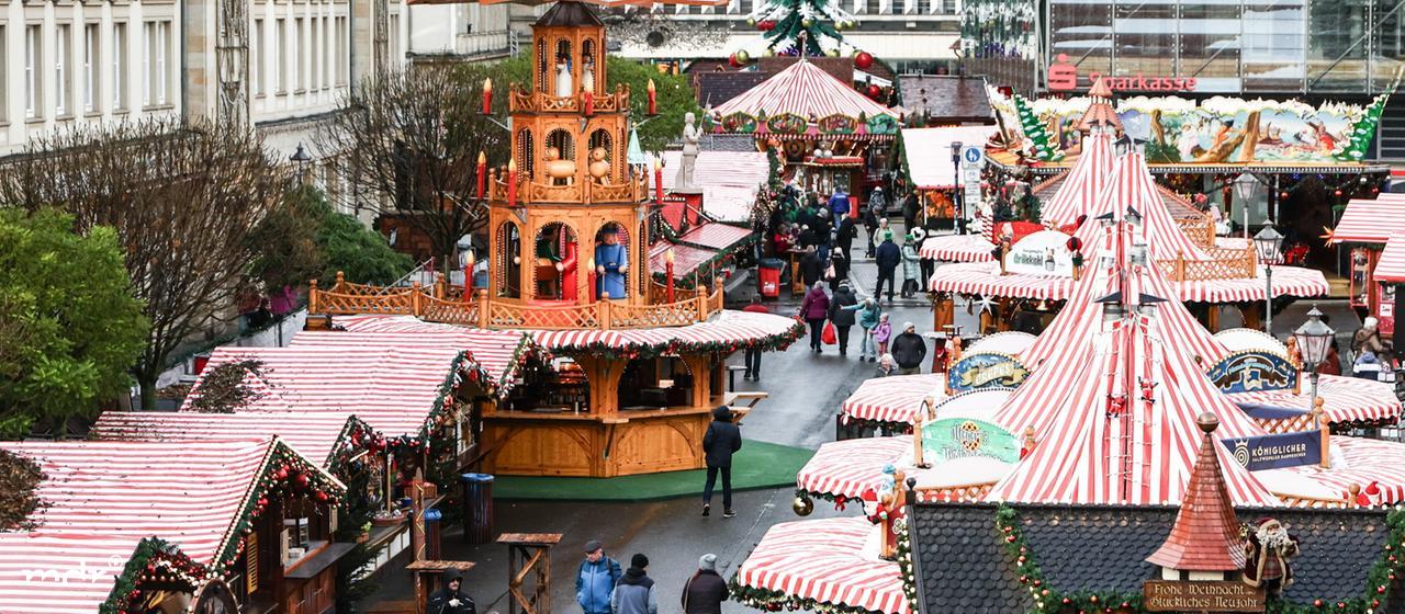 Menschen besuchen den Magdeburger Weihnachtsmarkt