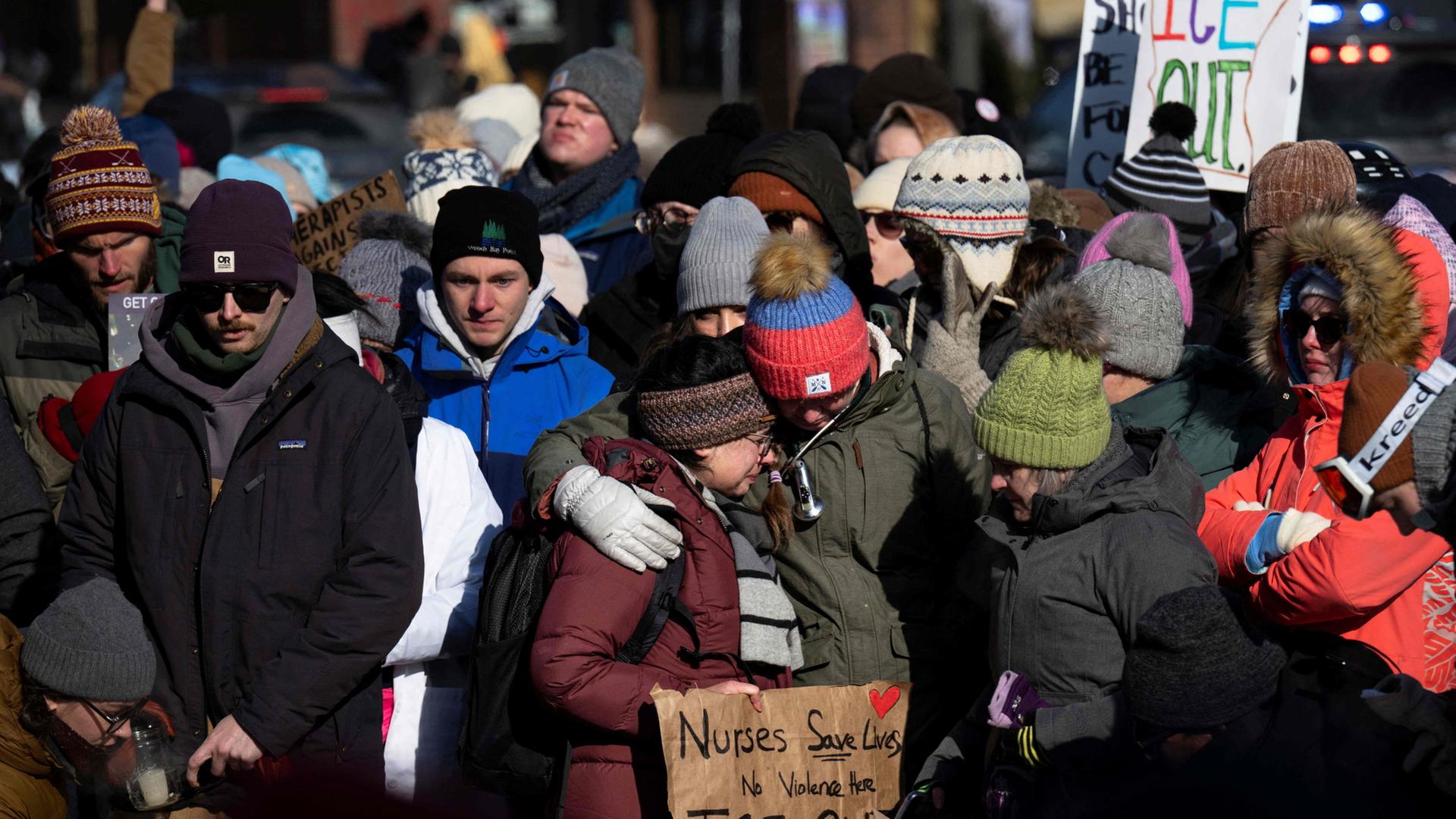 Mit Plakaten demonstrieren die Menschen in Minneapolis gegen die Einwanderungsbehörde ICE. | AFP