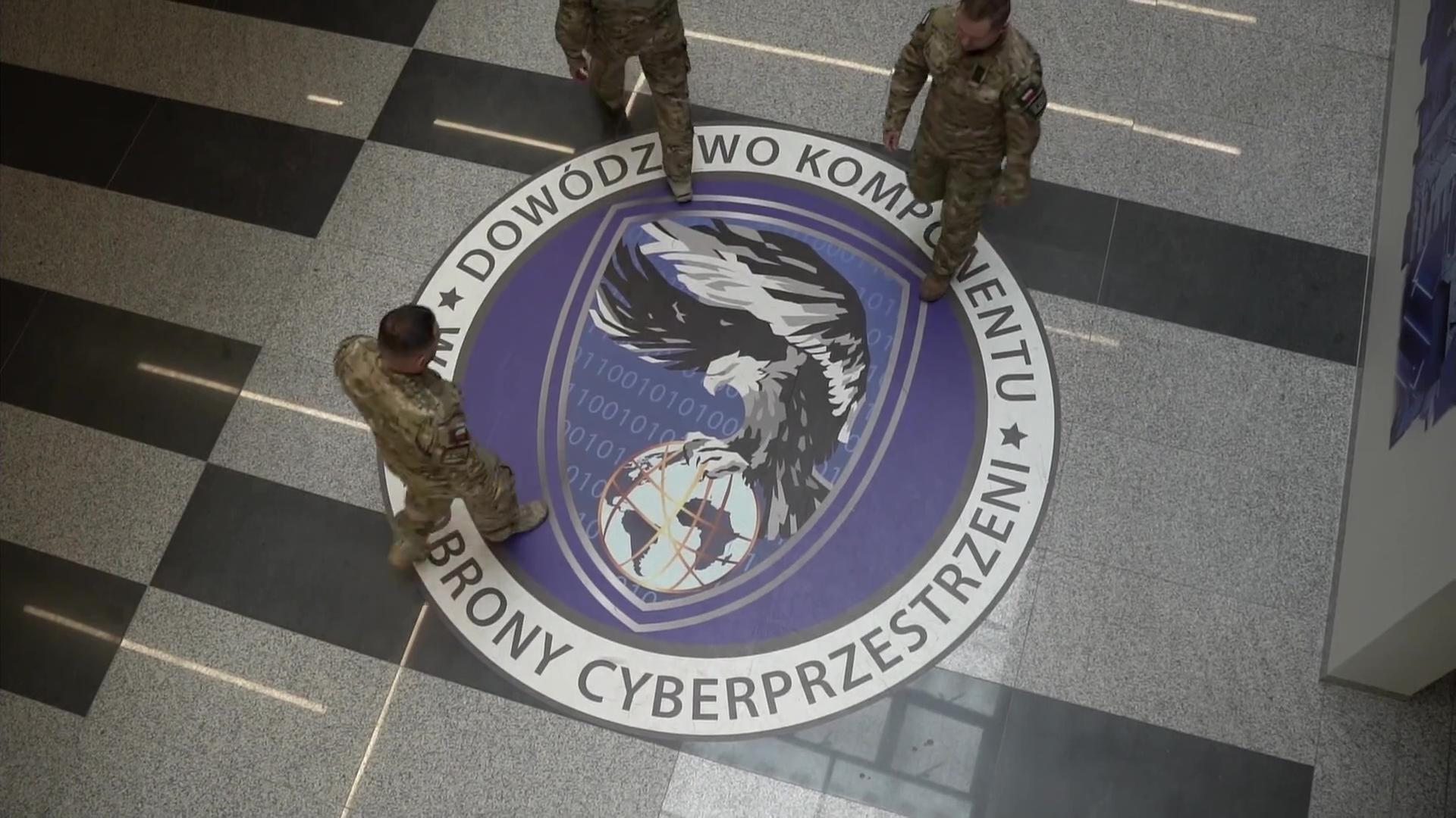 Soldaten laufen über den Flur eines Gebäudes | ARD-aktuell