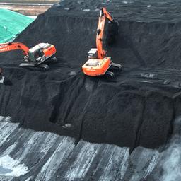 Bagger befördern Kohle am Kohleterminal im Hafen von Lianyungang, China.