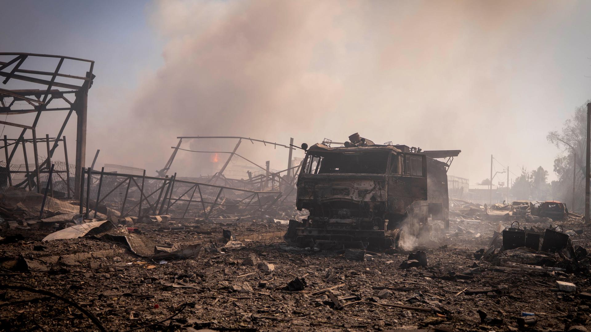 Ein Blick auf die Zerstörungen nach einem russischen Angriff auf ein Lagerhaus in der Region Kiew | Dan Bashakov/AP/dpa