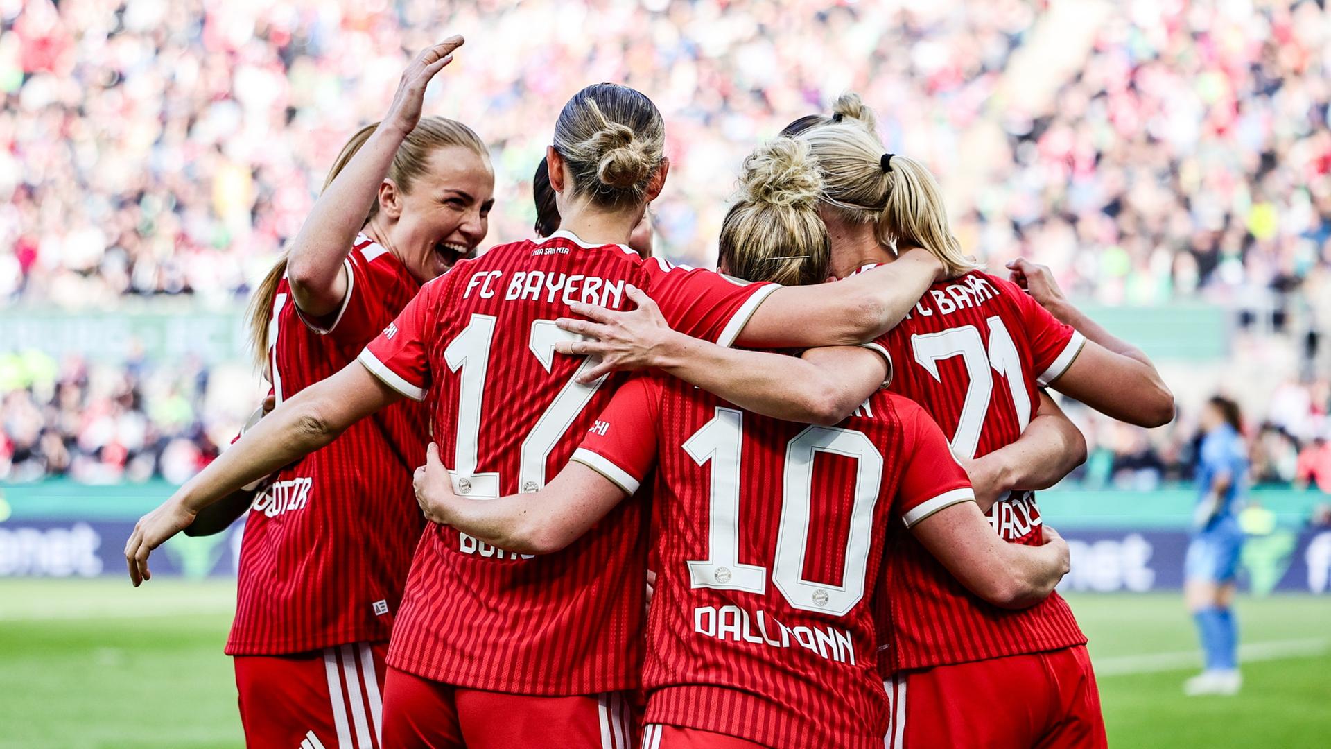 Spielerinnen des FC Bayern jubeln nach einem Treffer. | EPA