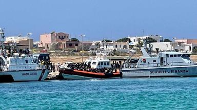 Patrouillenboote der Hafenbehörde bei der Bergung von Migranten auf See in Lampedusa.
