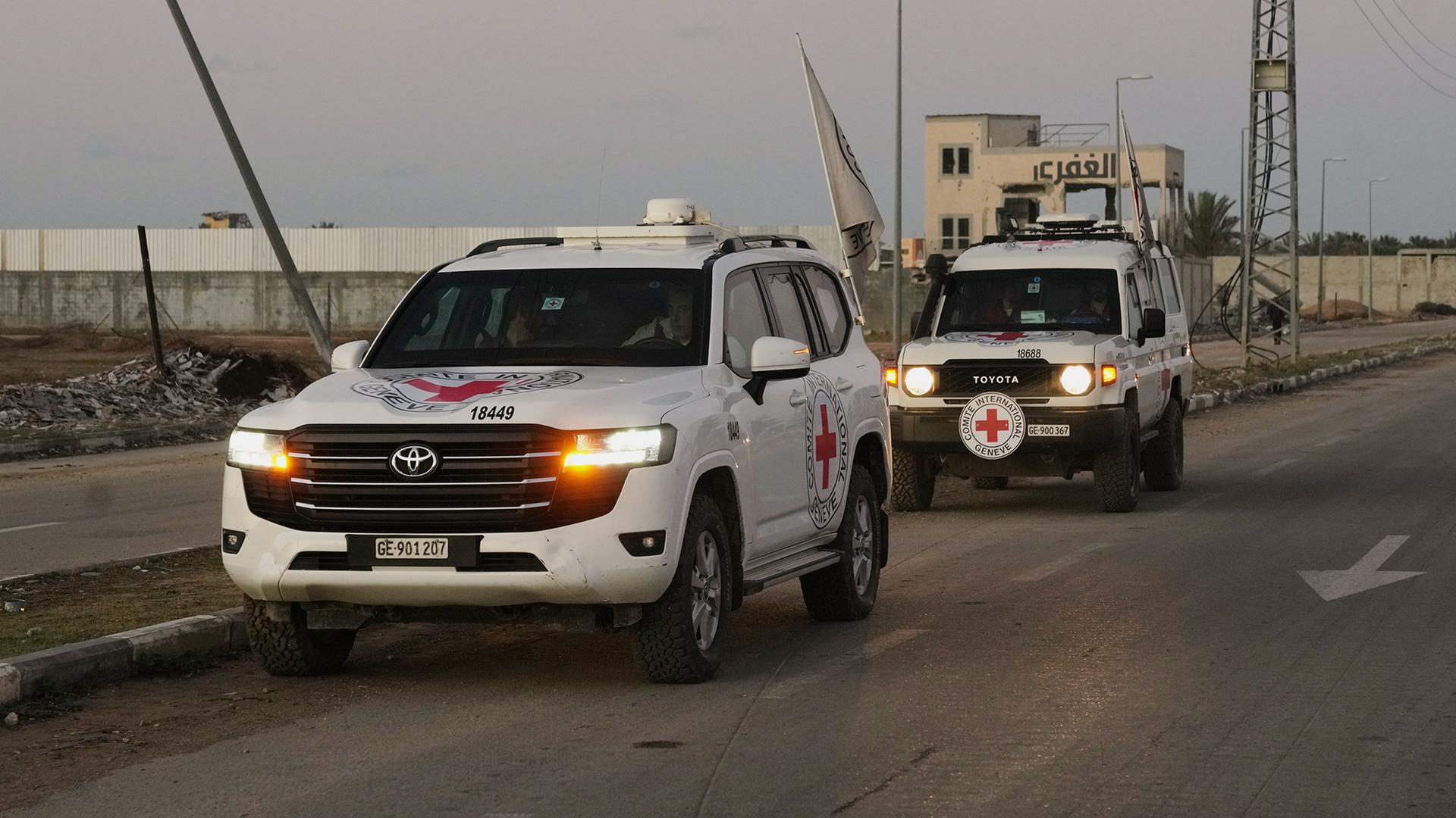 Ein Konvoi des Roten Kreuzes fährt im Gazastreifen in Richtung Grenzübergang zu Israel. | AP