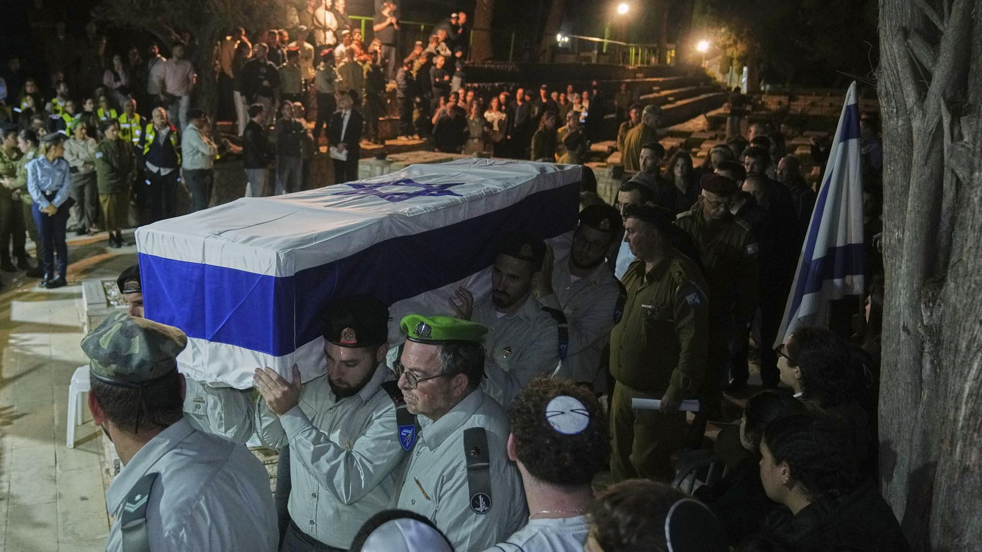 Israelische Soldaten tragen den Sarg einer toten Geisel auf dem Militrfriedhof Mt. Herzl in Jerusalem. | dpa