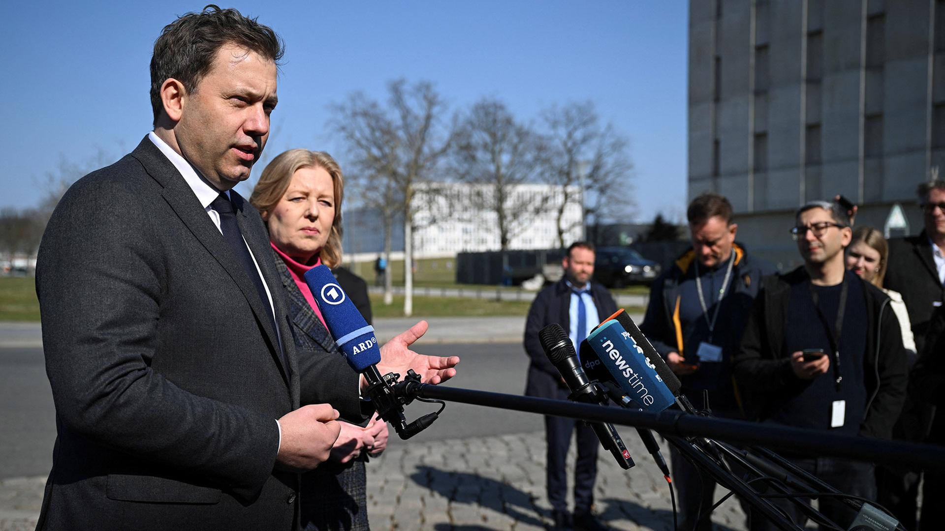 Lars Klingbeil und Bärbel Bas bei einem Interview. | REUTERS