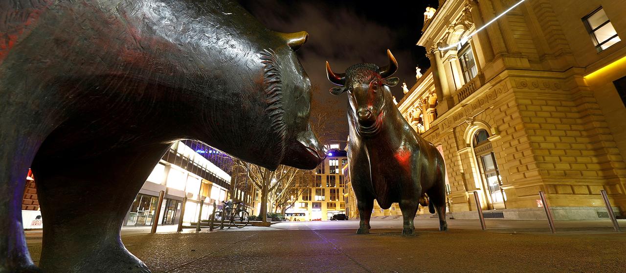 Eine Bär- und Bullenstatue stehen vor der Deutschen Börse in Frankfurt. (Archivbild: 12.2.1019)