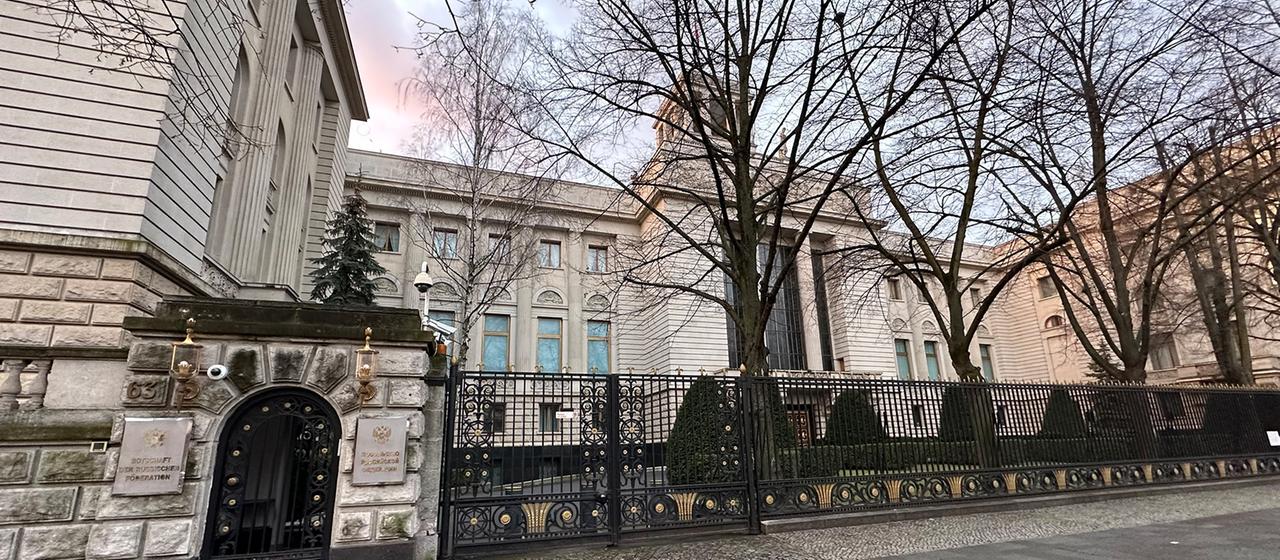 Blick auf die russische Botschaft in Berlin.
