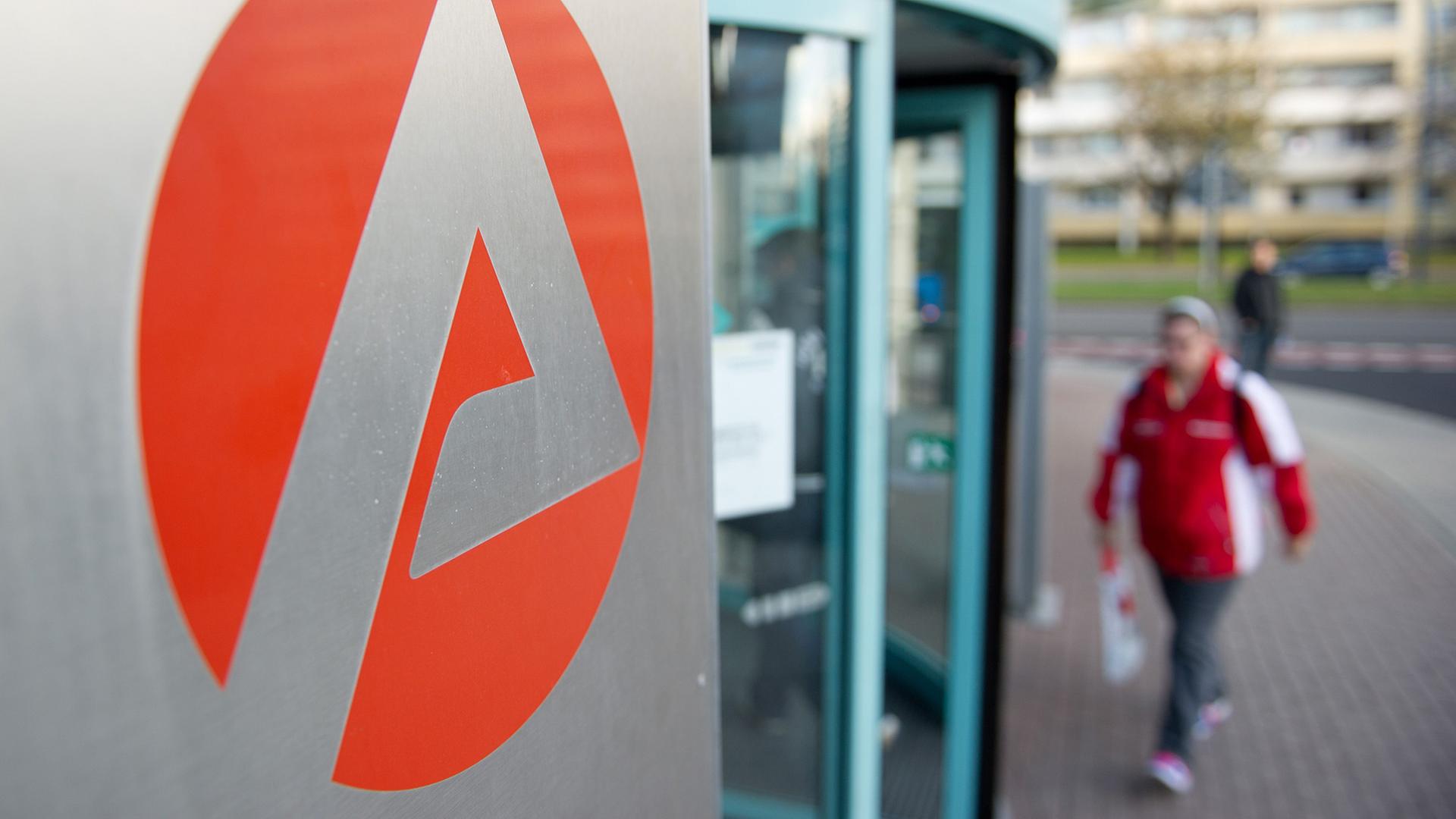 Am Eingang der Agentur für Arbeit in Dresden (Sachsen) ist das Logo der Agentur zu sehen. | dpa