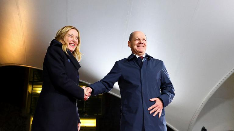 Olaf Scholz und Giorgia Meloni lächeln in die Kamera.