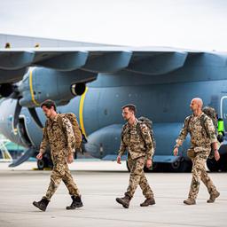 Bundeswehr-Soldaten verlassen ein Transportflugzeug vom Typ Airbus A400M der Luftwaffe, welches auf dem Fliegerhorst Wunstorf gelandet ist.