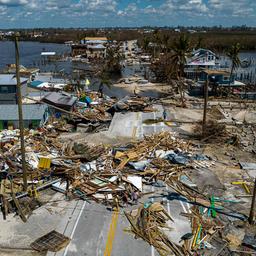Eine Luftaufnahme zeigt zerstörte Häuser, aufgebrochene Straßen und Überschwemmungen in Florida.