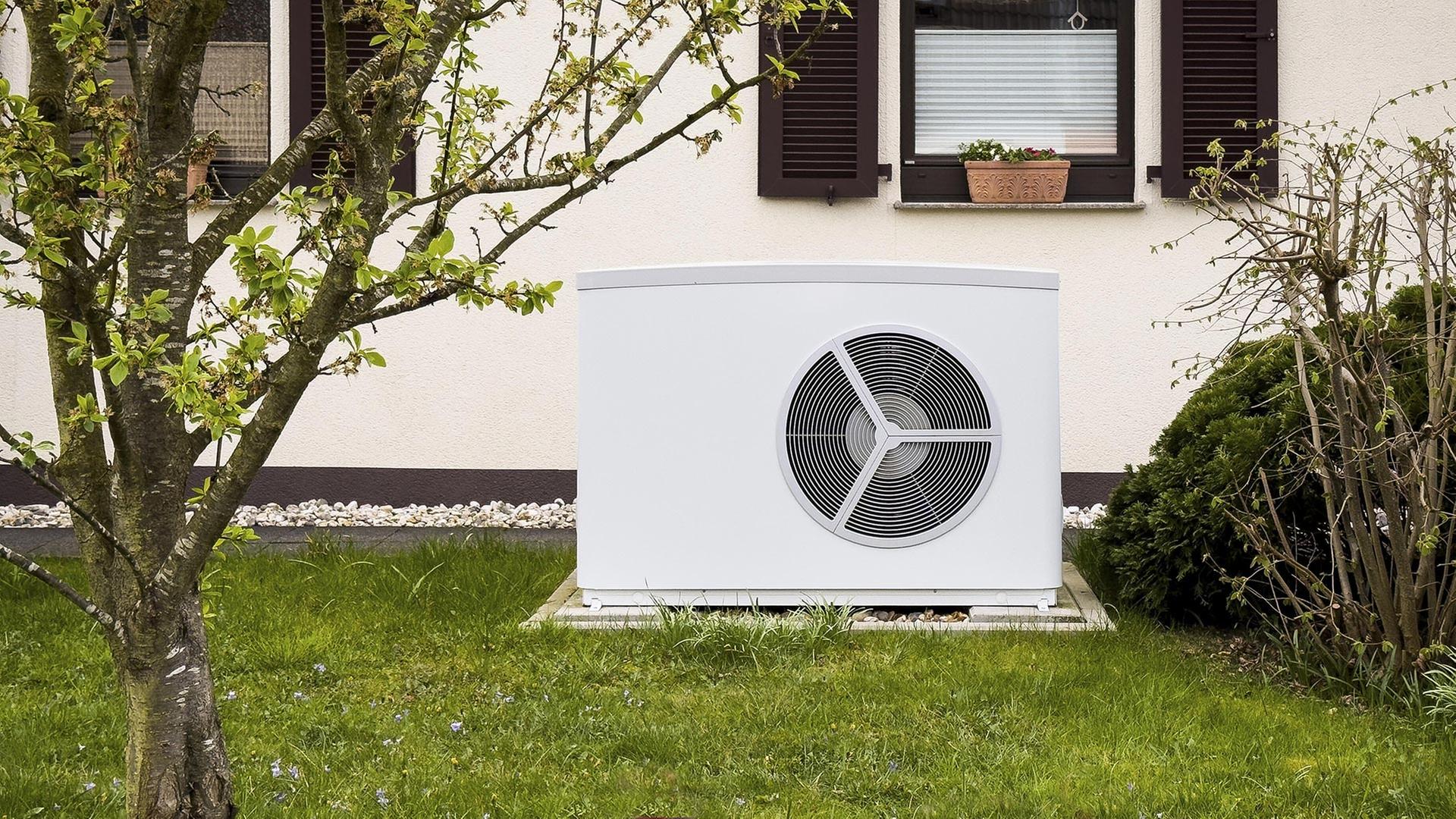 W�rmepumpe vor einem Wohnhaus. | picture alliance / imageBROKER