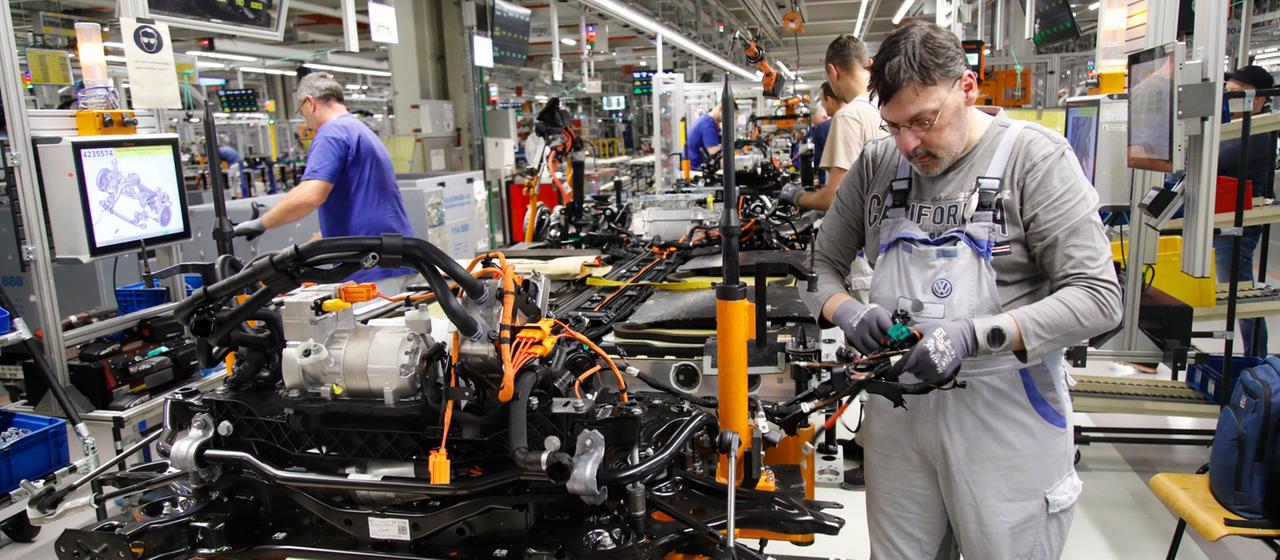 Ein VW ID.3 auf einer Montagelinie im Volkswagen-Werk Zwickau.