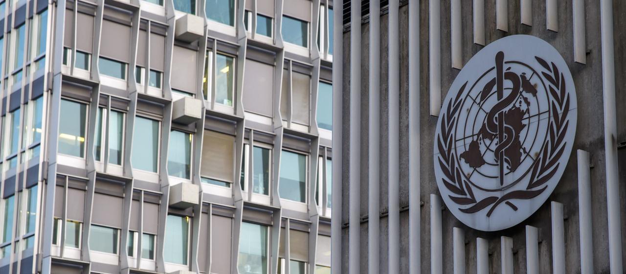 Das Logo und das Gebäude des Hauptsitzes der Weltgesundheitsorganisation (WHO) in Genf, Schweiz.