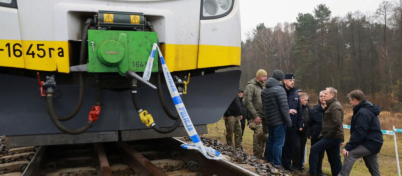 Donald Tusk besucht die durch Sabotage beschädigte Eisenbahnstrecke Mika in der Nähe von Deblin, Polen. 