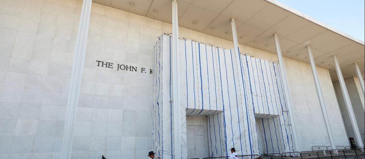 Ein Baugerüst steht vor dem John F. Kennedy Center in Washington, D.C., USA.