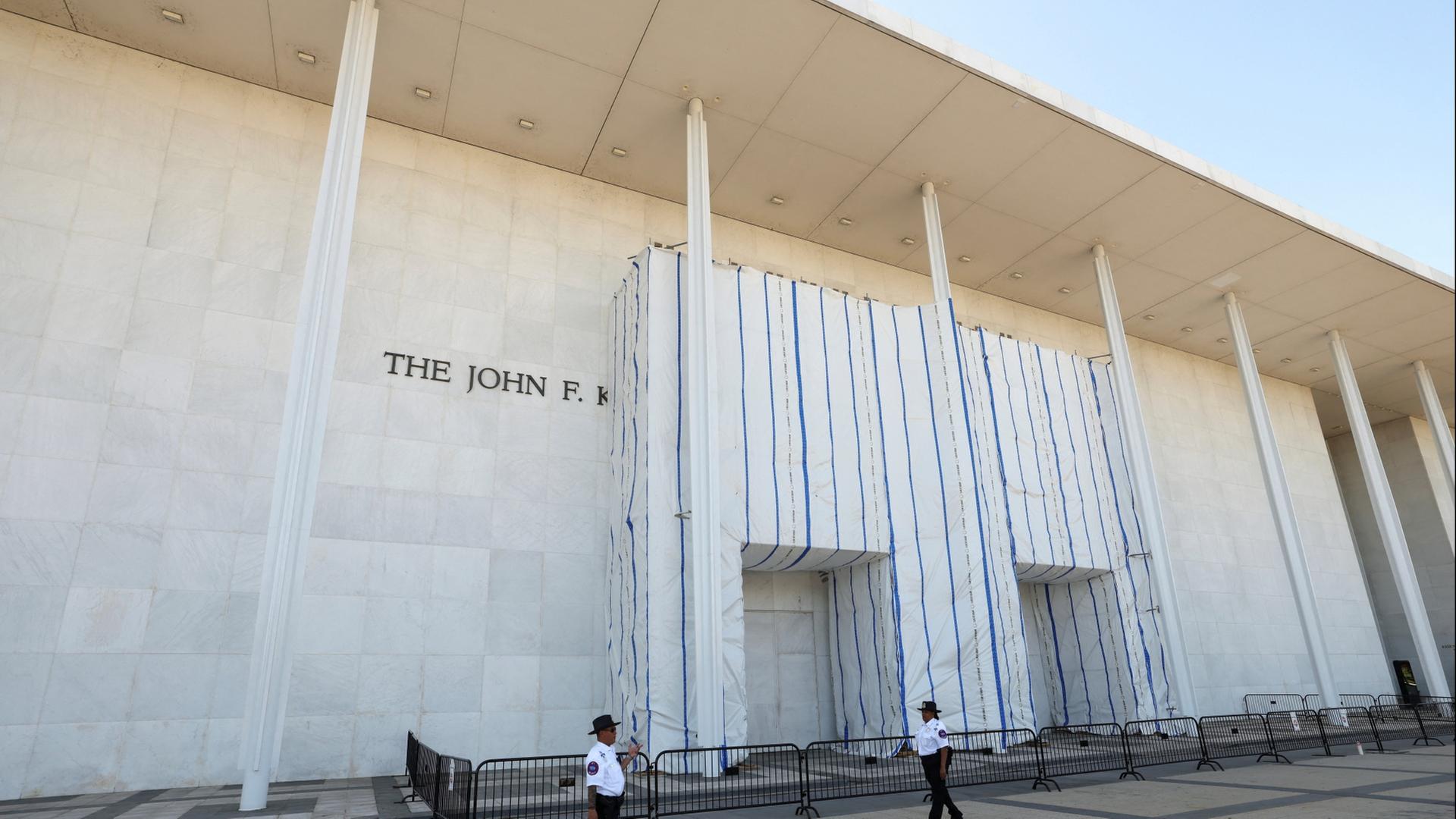 Ein Baugerüst steht vor dem John F. Kennedy Center in Washington, D.C., USA. | REUTERS