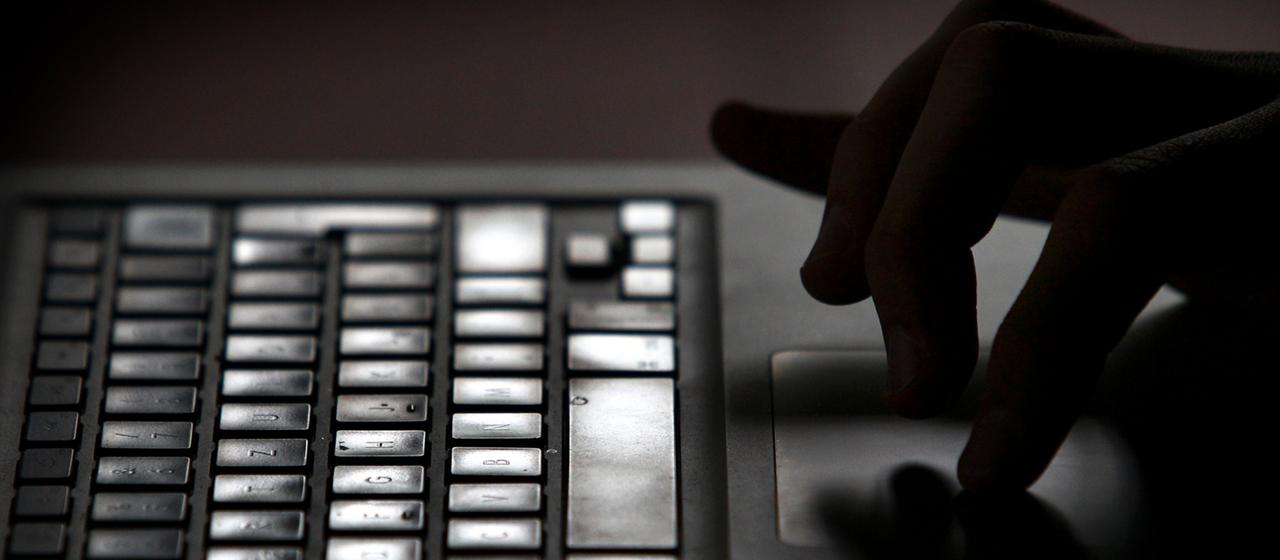 Hand auf einer Laptop-Tastatur